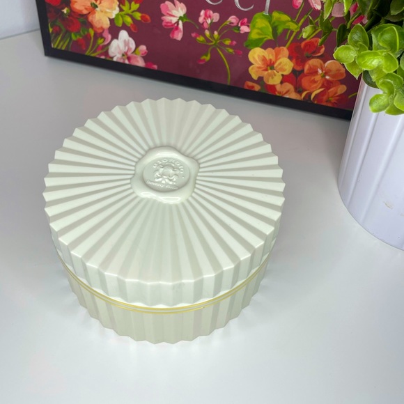 Giorgio Beverly Hills | Perfumed Dusting Powder - Picture 1 of 3